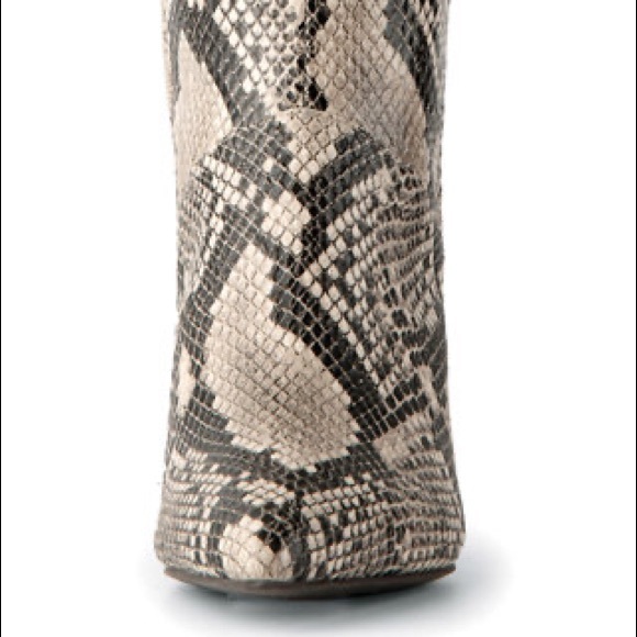 CROWN & IVY • Azalea Snake Skin Animal Pattern Stacked Heel Boots Size 9.5 - Picture 4 of 16